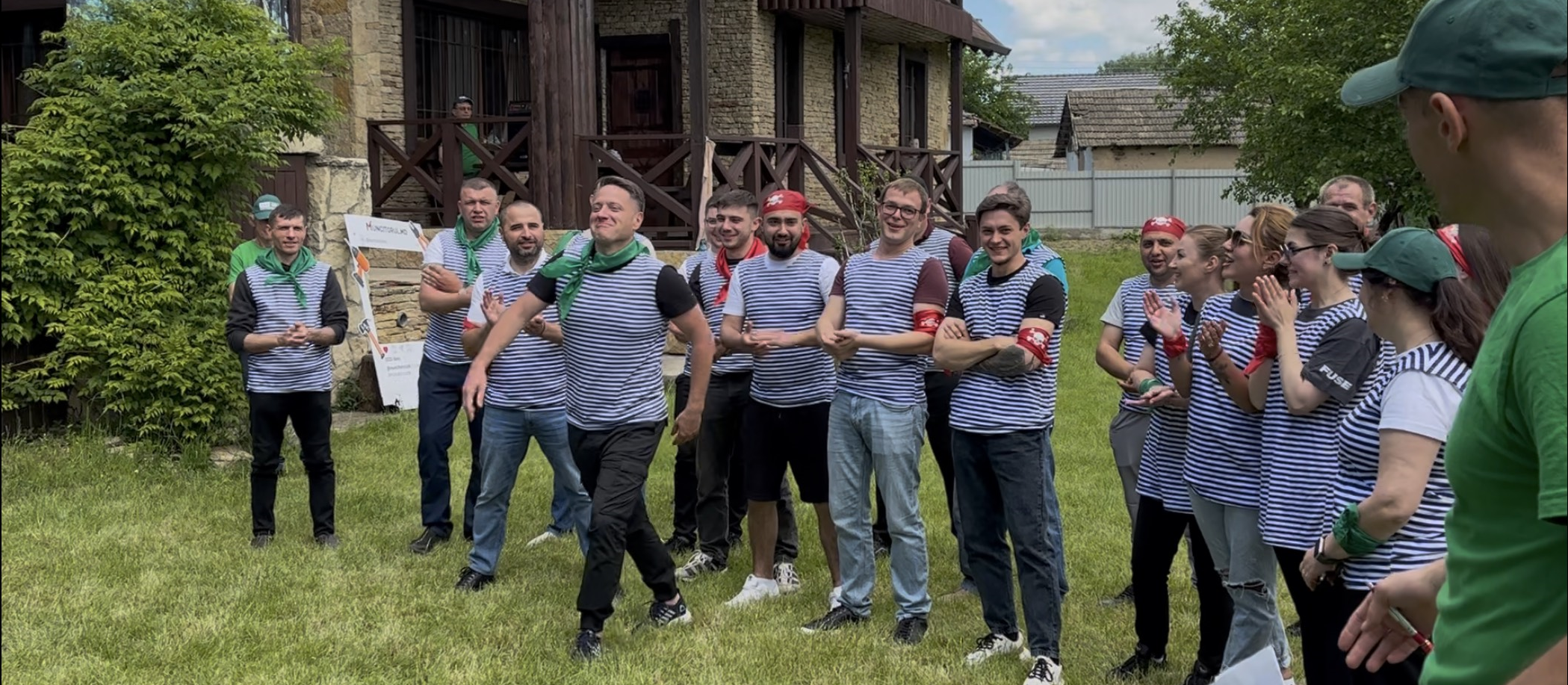 Echipaje dansând sincron în cadrul unei activități de teambuilding pentru distracție și spirit de echipă