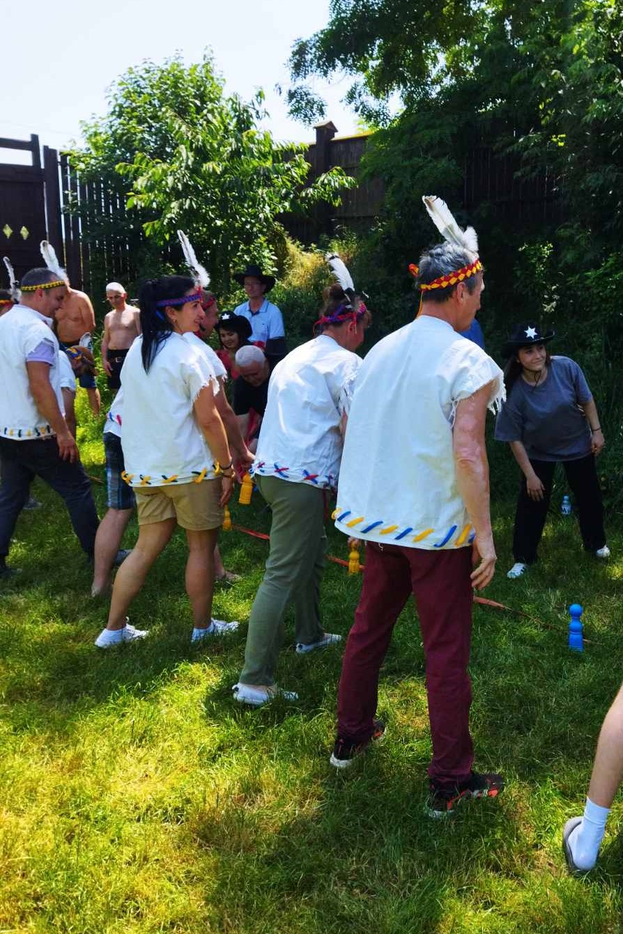 Echipă răspunzând rapid la comenzi într-o activitate dinamică de teambuilding pentru atenție și reacție